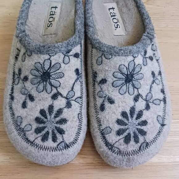 Taos Woolderness 2 Grey Boiled Wool Clog Floral Embroidery Cork Wedge Size 5.5 - Picture 4 of 9